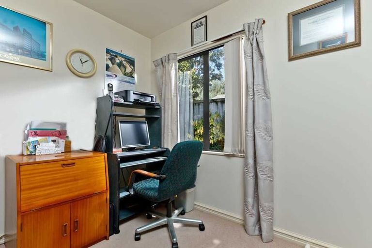 Photo of property in 16 Fearnley Grove, Albany, Auckland, 0632