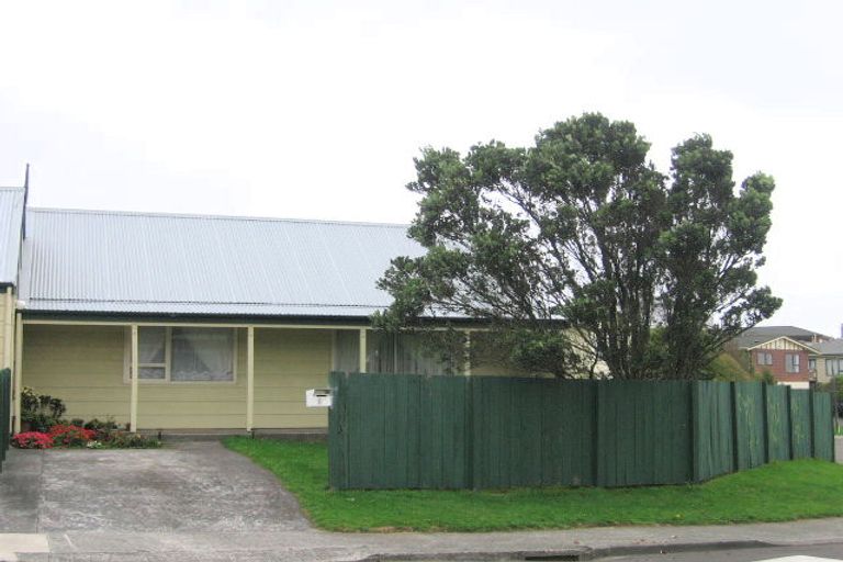 Photo of property in 2 Ladbrooke Drive, Newlands, Wellington, 6037