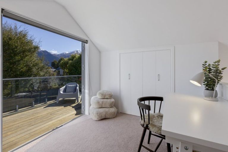 Photo of property in 5 Cedar Drive, Kelvin Heights, Queenstown, 9300