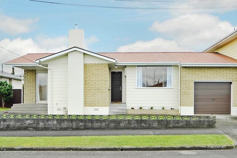 Photo of property in 2 Nairn Crescent, Awapuni, Palmerston North, 4412