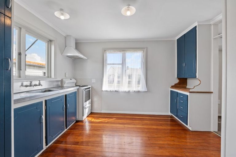 Photo of property in 4 Holford Street, Westown, New Plymouth, 4310