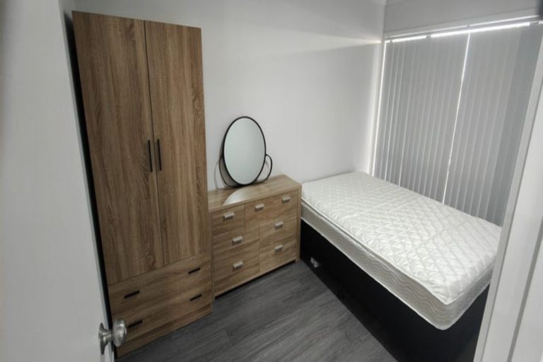 Photo of property in 2/68 Totaravale Drive, Totara Vale, Auckland, 0629