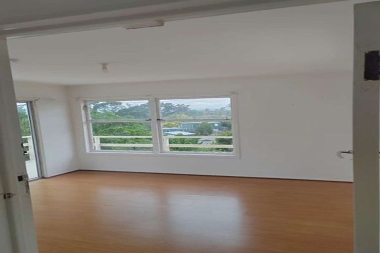 Photo of property in 605 Glenfield Road, Totara Vale, Auckland, 0629