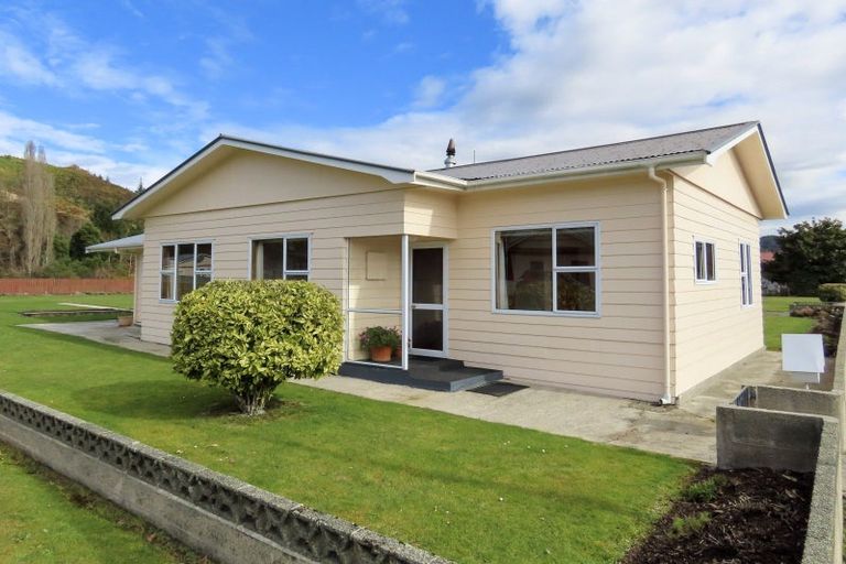Photo of property in 97-104 Broadway, Reefton, 7830
