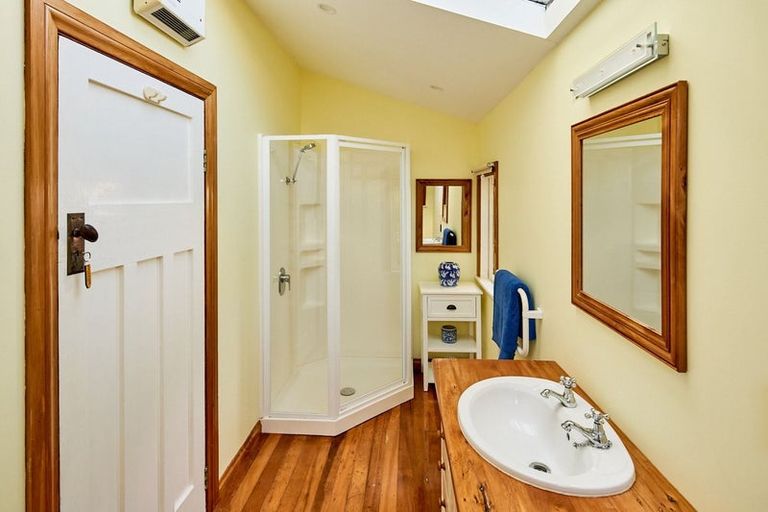 Photo of property in 25 Mahoe Street, Eastbourne, Lower Hutt, 5013