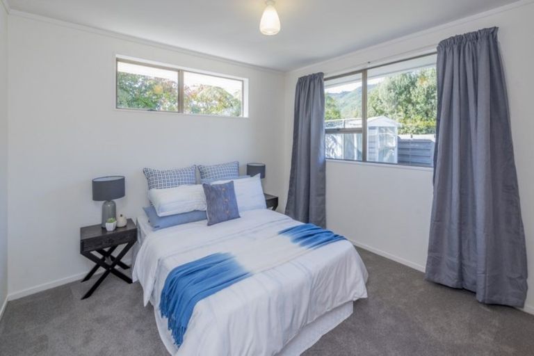 Photo of property in 10 Graham Grove, Waikanae, 5036