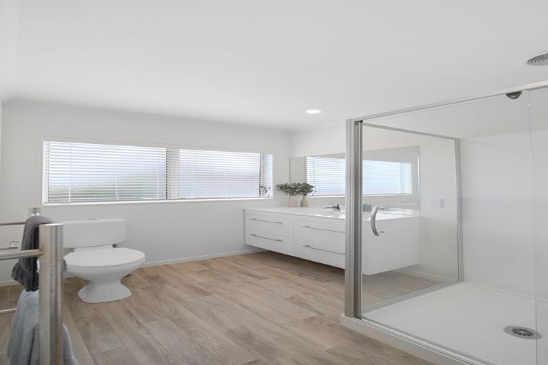 Photo of property in 2/17 Headcorn Place, Botany Downs, Auckland, 2010