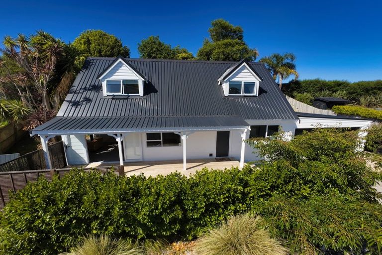 Photo of property in 15 Weka Close, Red Beach, 0932