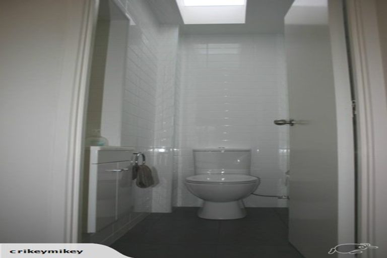 Photo of property in 1/22 Tui Glen Road, Birkenhead, Auckland, 0626