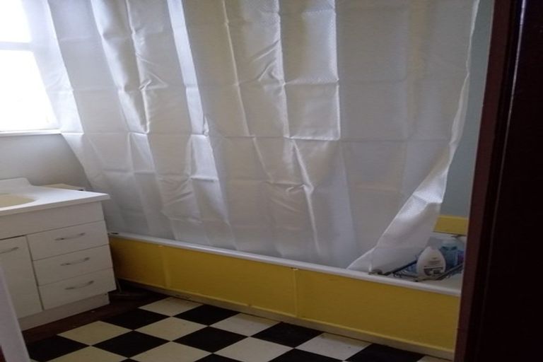 Photo of property in 2 Hobson Place, Takaro, Palmerston North, 4412