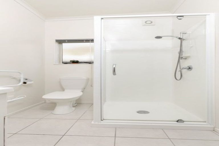 Photo of property in 6 Brashier Circle, Sunnyvale, Auckland, 0612