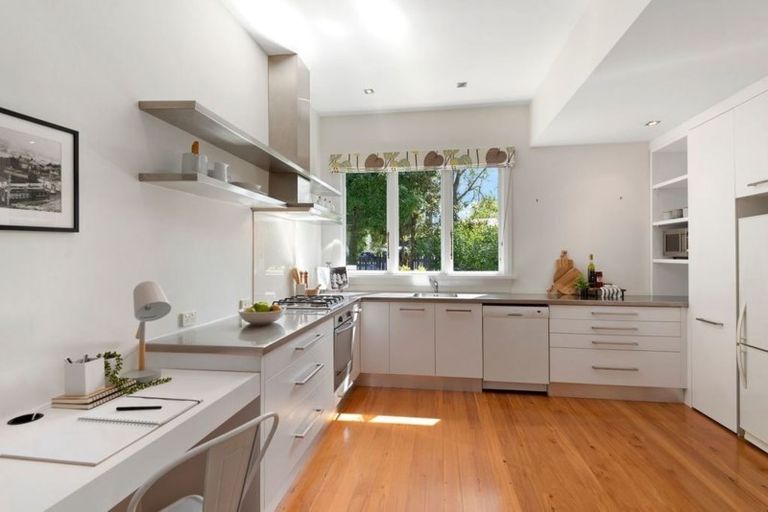 Photo of property in 96 Dyers Pass Road, Cashmere, Christchurch, 8022