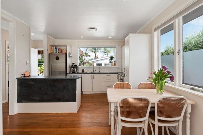 Photo of property in 10 Edgerton Road, Te Atatu Peninsula, Auckland, 0610
