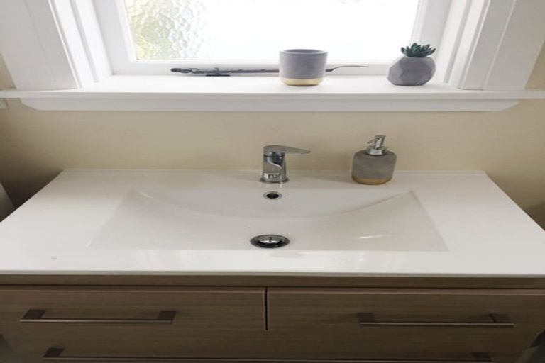 Photo of property in 19 Harbour View Road, Northland, Wellington, 6012