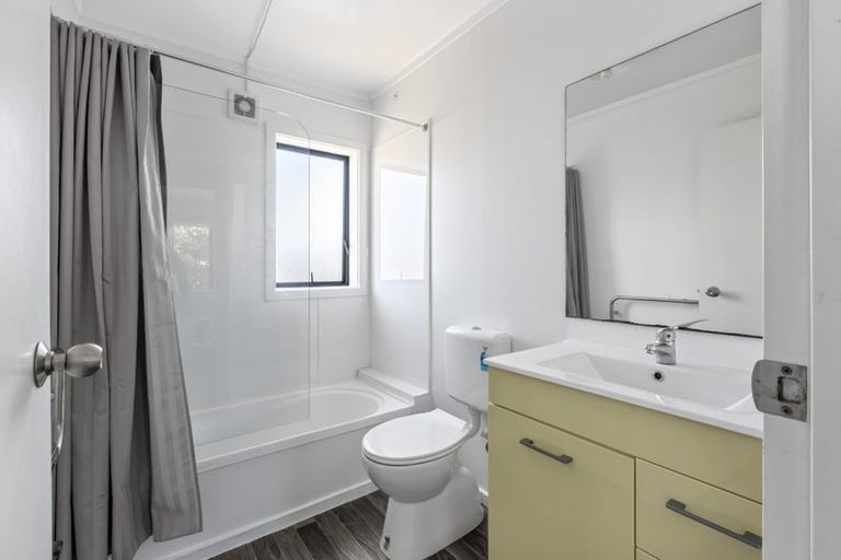 Photo of property in 2/5 John Jennings Drive, Oteha, Auckland, 0632