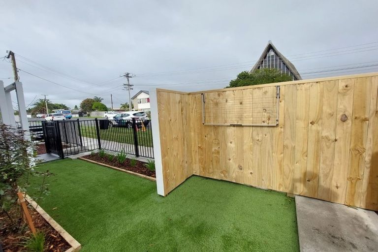 Photo of property in 1/87 Taikata Road, Te Atatu Peninsula, Auckland, 0610