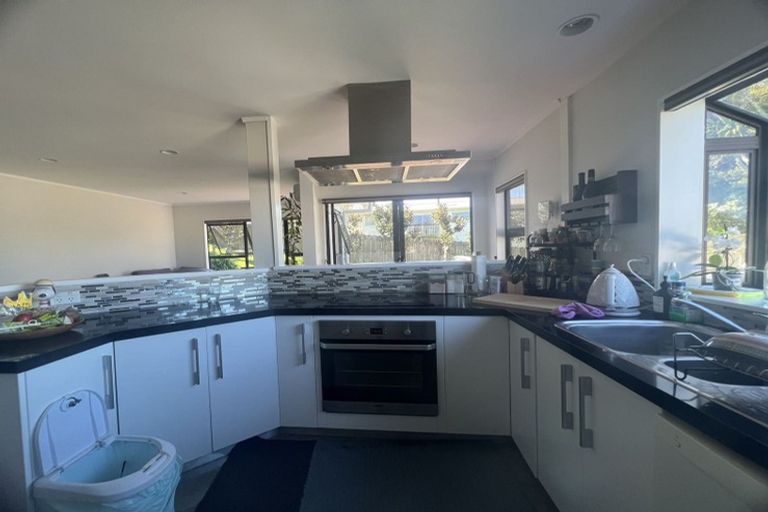 Photo of property in 11 Amery Place, West Harbour, Auckland, 0618