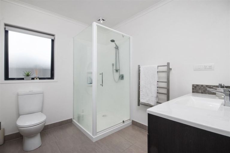 Photo of property in 14 Tongeren Square, Karaka, Papakura, 2113