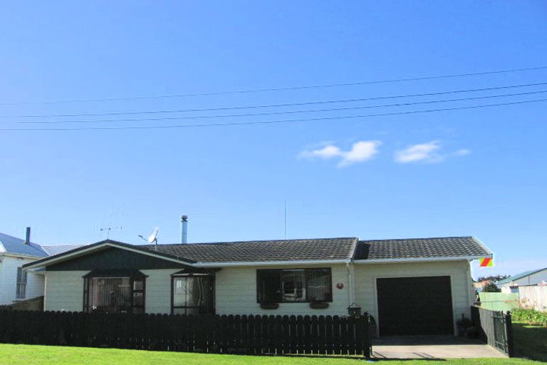 Photo of property in 1 Taylor Street, Foxton Beach, Foxton, 4815