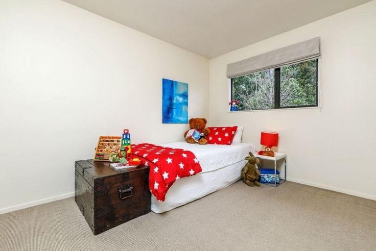 Photo of property in 4/42 Fields Parade, Oteha, Auckland, 0632