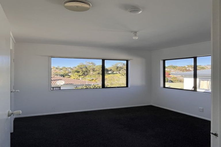 Photo of property in 1 Loughanure Place, Massey, Auckland, 0614