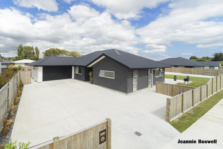 Photo of property in 14 Freedom Drive, Kelvin Grove, Palmerston North, 4414
