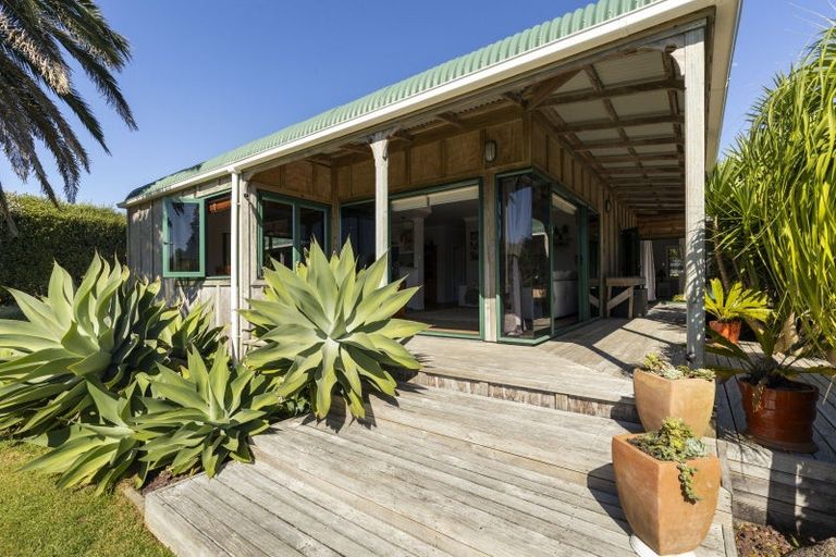 Photo of property in 128 Wairau Road, Oakura, 4314