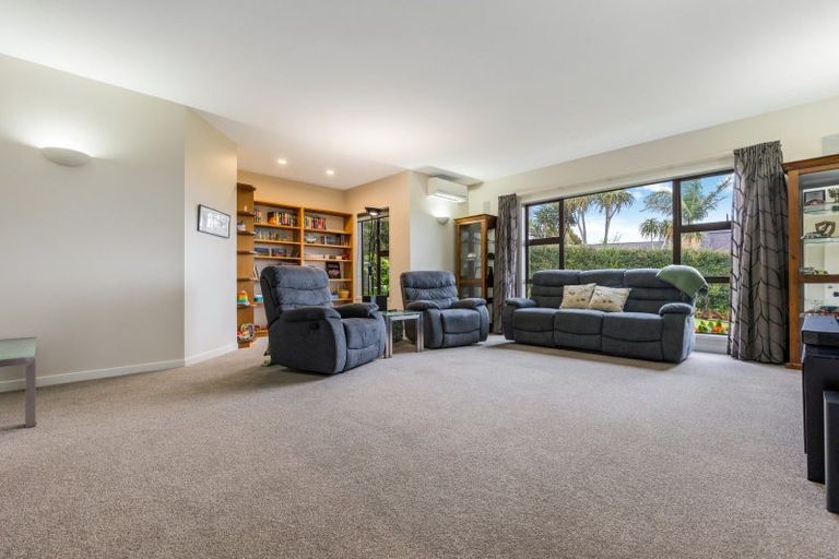 Photo of property in 39 Harry Dreadon Road, Opaheke, Papakura, 2584