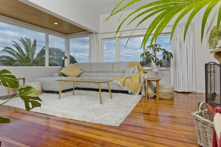 Photo of property in 1/160 East Coast Road, Forrest Hill, Auckland, 0620