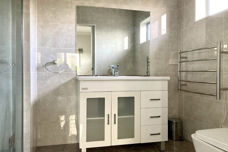 Photo of property in 16 Midhurst Avenue, Henderson, Auckland, 0612