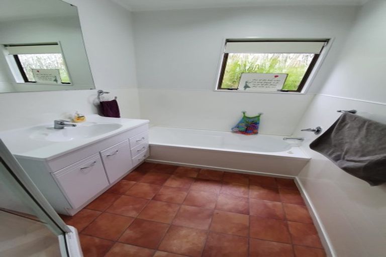 Photo of property in 47 Pokohiwi Road, Normandale, Lower Hutt, 5010