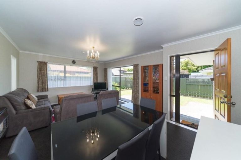 Photo of property in 2 Gregory Close, Palmerston North, 4414