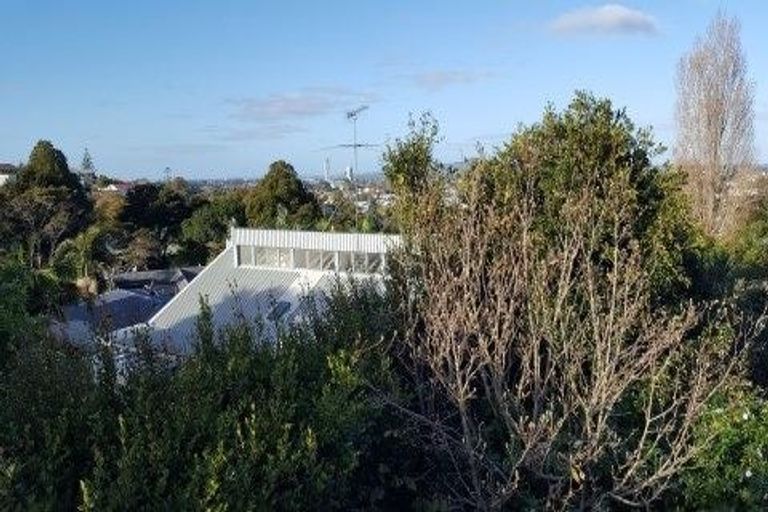 Photo of property in 2/85 Raleigh Road, Northcote, Auckland, 0627