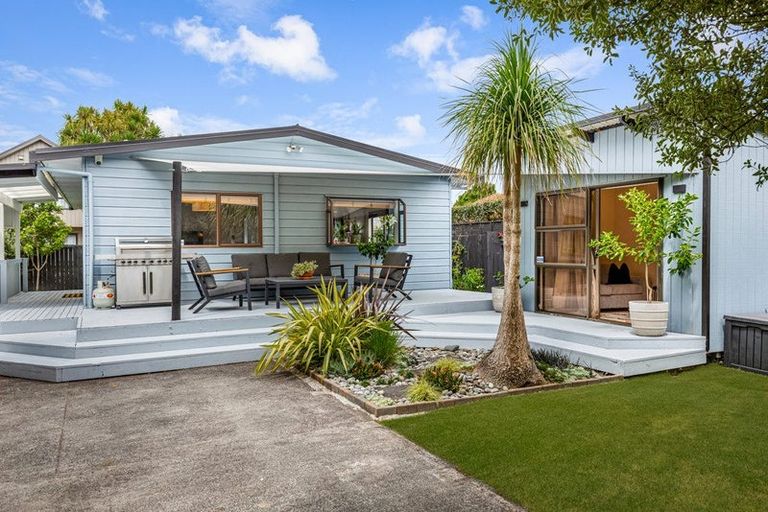 Photo of property in 2/9 London Street, Te Atatu Peninsula, Auckland, 0610