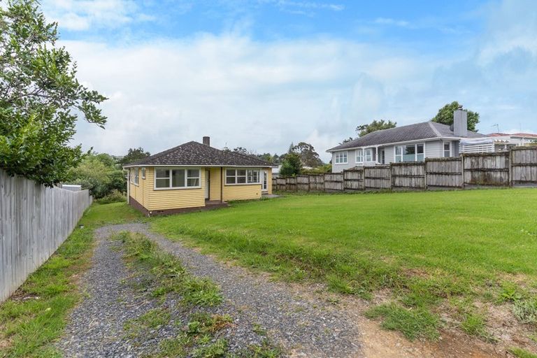 Photo of property in 24 Gill Avenue, Te Atatu Peninsula, Auckland, 0610