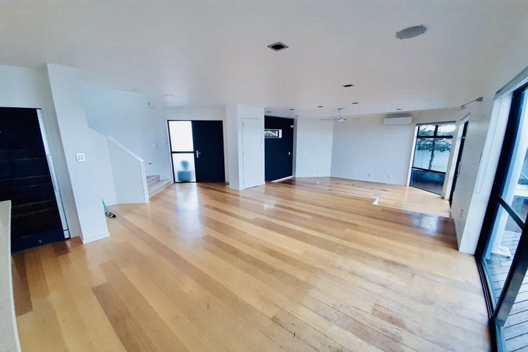 Photo of property in 1/909 Beach Road, Waiake, Auckland, 0630