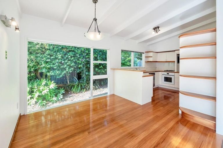 Photo of property in 42 Woodstock Road, Forrest Hill, Auckland, 0620