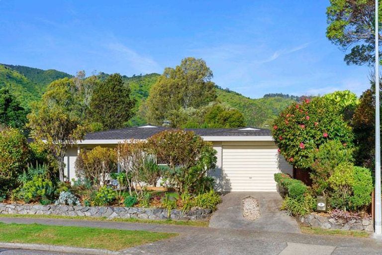 Photo of property in 28 Rewarewa Crescent, Waikanae, 5036
