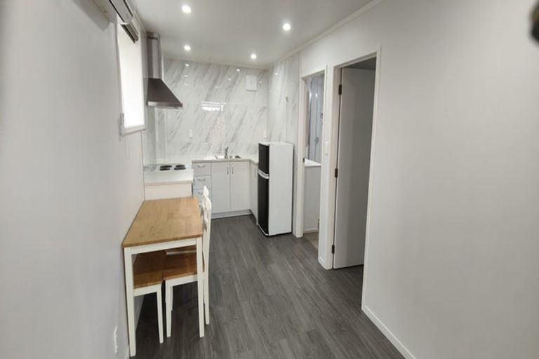 Photo of property in 2/68 Totaravale Drive, Totara Vale, Auckland, 0629