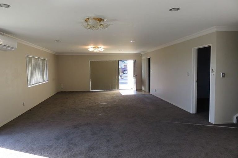 Photo of property in 12 Bonny Crescent, Massey, Auckland, 0614