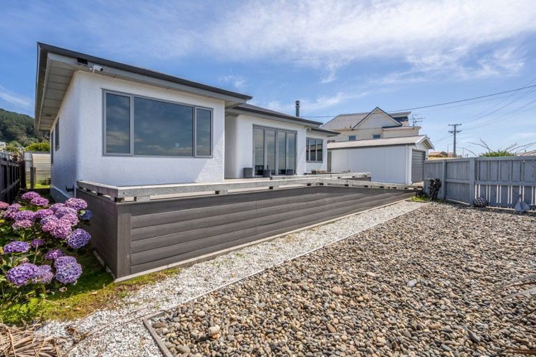 Photo of property in 246 Marine Parade, Bluff, 9814