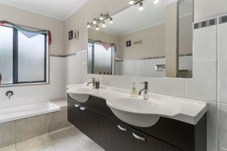 Photo of property in 33 Golden Sands Drive, Papamoa Beach, Papamoa, 3118