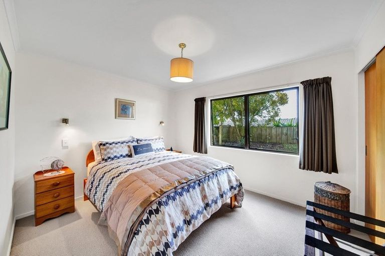 Photo of property in 4 Sequoia Grove, Merrilands, New Plymouth, 4312