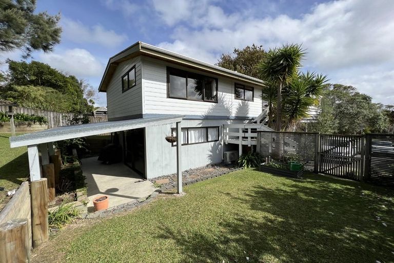 Photo of property in 9 Raphael Place, West Harbour, Auckland, 0618