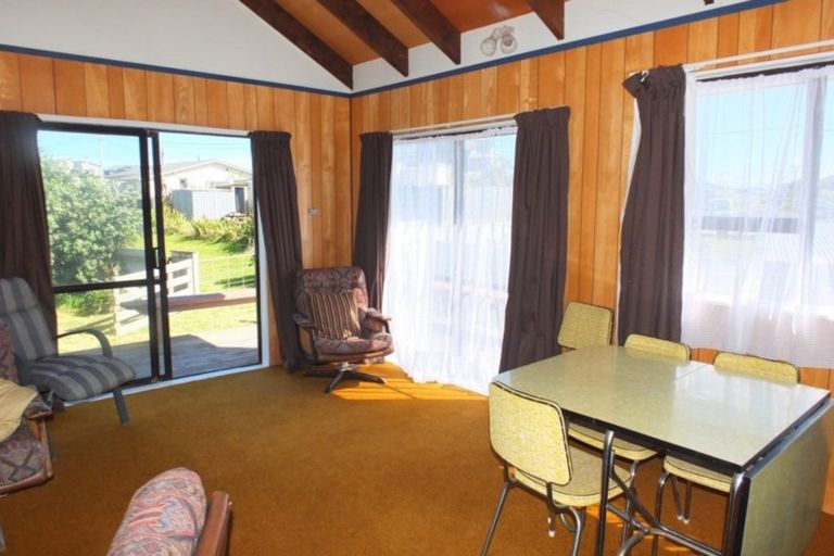 Photo of property in 10 Trafalgar Street, Foxton Beach, Foxton, 4815