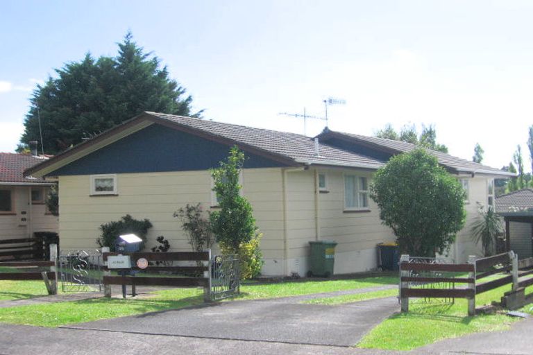 Photo of property in 45 Staincross Street, Green Bay, Auckland, 0604