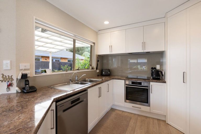 Photo of property in 10 Larisa Grove, Papamoa Beach, Papamoa, 3118