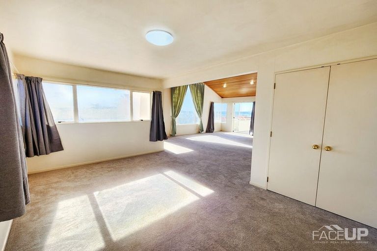 Photo of property in 20 Whiting Grove, West Harbour, Auckland, 0618