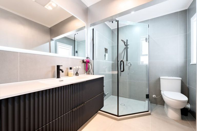 Photo of property in 57 Divich Avenue, Te Atatu South, Auckland, 0610