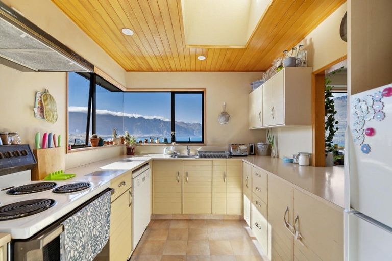 Photo of property in 48 Wynyard Crescent, Fernhill, Queenstown, 9300